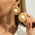 Boucles d'oreilles rondes spirale dorées avec perle blanche de style rétro - Style de Disque en Spirale à Centre Blanc et Base en Or (03880)