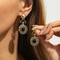 Boucles d'oreilles vintage dorées avec gemme noire et gravure de style palais - Disque Creux Vintage