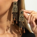 Boucles d'oreilles vintage dorées et noires avec plaques en relief et pampilles à perles - Long Gland en Relief