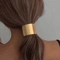 Minimalistische gouden metalen paardenstaarthouder met geborstelde textuur achter - Geometrisch Geborstelde Stijl (00614) / Goud