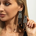 Détail de boucles d'oreilles argentées vintage avec glands et perles marron sur modèle - Long Gland en Relief / Argent Ancien (3904)