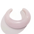 Gros plan d'un bracelet manchette large en acrylique rose translucide forme en C - Rose Clair (2474)