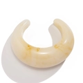 Détail du bracelet en résine en forme de C jaune crème avec texture marbrée polie - Texture Ambre Beige (2474)