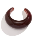 Détail macro d'un bracelet ouvert en résine ambrée avec texture incurvée élégante - Texture Ambre Café (2474)