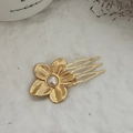 Elegante pettine per capelli a fiore dorato con petali testurizzati e perla centrale - Forma di Fiore / Oro