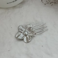 Forcina per capelli a fiore d'argento con perla bianca e petali testurizzati - Forma di Fiore / Argento