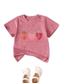 Détail d'un t-shirt en coton rose avec imprimé fraise et chaussures Mary Jane blanches - 90cm / Pêche