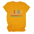 Detail eines senfgelben Rundhals-T-Shirts mit Retro Teacher Love Inspire Aufdruck - S / Senfgelb