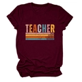 Détail de l'imprimé rétro TEACHER sur un T-shirt bordeaux à manches courtes en coton - Bordeaux