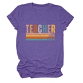 Gros plan sur l'imprimé vintage Teacher Love Inspire sur t-shirt en coton violet - Violet