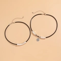 Schwarzes Lederband-Choker-Set mit silbernen Röhren und Münzanhänger für Damen - Silber (05503)