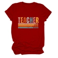 Détail du t-shirt rouge à col rond avec motif arc-en-ciel rétro TEACHER INSPIRE - Rouge