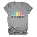 Dettaglio delle stampe colorate di coniglietti pasquali su t-shirt grigio melange - S / Grigio Scuro (Testo Nero)