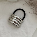Minimalistische zilveren haarelastiek met vierlaagse metalen ring en zwart koord - Vierlaagse Ringstijl (0025) / Zilver