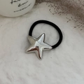 Minimalistische haarelastiek met zilveren metalen ster en zwart elastisch koord - Pentagram Stijl (0029) / Zilver