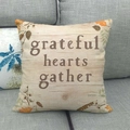 Detail van kussenhoes met grateful hearts gather tekst en herfstbladeren decoratie - 45x45 cm / Dankbare Harten Komen Samen (2)