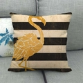 Leinen-Kissenbezug mit goldener Flamingo-Silhouette und Vintage-Streifen auf Sofa - Goldener Flamingo (2)
