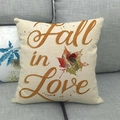 Linnen herfst kussenhoes met Happy Fall en oranje esdoornbladeren op een bank - 45x45 cm / Verliefd Worden (3)
