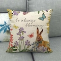 Detailansicht eines Leinenkissenbezugs mit Blumenmuster auf einem grauen Sofa - Violette Blume Schmetterling Stil (3)
