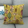 Gros plan d'une housse de coussin en lin à motif de feuilles sur un canapé gris moderne - Style Feuille Simple Nordique (4)