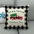 Detail eines karierten Weihnachts-Kissenbezugs mit rotem LKW und Baum auf Sofa - Roter LKW Weihnachtsbaum (1)