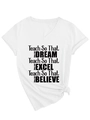 Detalle de camiseta blanca con cuello en V, estampado de frase y nudo frontal decorativo - S / Blanco (Letra Negra)
