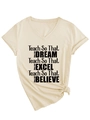 Detalle de camiseta con cuello en V que muestra eslogan impreso y nudo en el dobladillo - S / Arena (Fuente Negra)