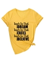 Detalle de camiseta amarillo mostaza con cuello en V, estampado y nudo lateral moderno - S / Amarillo (Texto Negro)