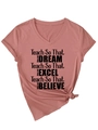 Détail d'un t-shirt à col en V avec ourlet noué et slogan éducatif imprimé - Or Rose (Police Noire)