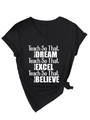 Détail du T-shirt en coton à col en V avec slogan et nœud latéral décoratif - Noir (Lettres Blanches)