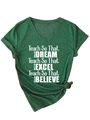 Détail des manches retroussées et du nœud décoratif sur le t-shirt vert col en V - Vert Rétro (Police Blanche)