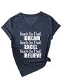 Détail du col en V et du texte de motivation imprimé sur le t-shirt bleu foncé - Bleu Marine (Police Blanche)