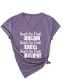 Détail du t-shirt violet à col en V avec inscription blanche et ourlet noué stylé - Violet (Police Blanche)