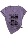 Détail d'un t-shirt violet col en V avec un nœud à la base et imprimé slogan - Violet (Texte Noir)