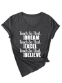 Détail du t-shirt à col en V, manches courtes avec revers et imprimé de slogan - Noir Chiné (Police Blanche)