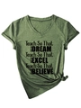 Détail du t-shirt vert chiné à col en V avec citations d'enseignant et un nœud frontal - Vert Olive (Police Noire)