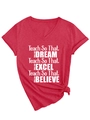 Détail du t-shirt rouge chiné à col en V avec imprimé blanc et nœud latéral élégant - Rouge (Police Blanche)