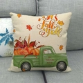 Détail d'une taie d'oreiller en lin avec camion de citrouilles sur un canapé gris - 45x45cm / Camion Vert d'Automne (10)