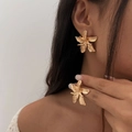 Schicke unregelmäßige hohle Ohrstecker in Blütenform in glänzendem poliertem Goldfinish - Blumenstil-Gold (03258)