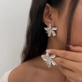 Silberne Ohrringe in Blumenform mit mehrlagigem Metall-Design für einen modernen Look - Blumenstil-Silber (03258)