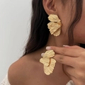 Unregelmäßige, hohl gedrehte Ringohrringe in glänzendem Gold für Damenmode - Ginkgoblatt Stil-Gold (02886)