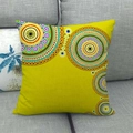 Dettaglio federa in lino giallo con motivi mandala geometrici colorati su un divano grigio - Motivo Mandala a Puntini Gialli (2)