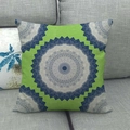 Dettaglio della federa per cuscino in lino con mandala geometrico su divano grigio - Motivo Mandala Geometrico Blu-Verde (3)
