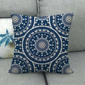 Dettaglio del motivo geometrico mandala bohémien su federa in lino blu navy su divano - Motivo Mandala Paisley Blu Scuro (4)