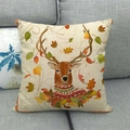 Funda de cojín navideña de lino con un alce dibujado a mano y hojas de otoño en sofá - Patrón de Alce / 45x45 cm