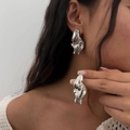 Unregelmäßige Ohrstecker aus flüssigem Metall in Silber für einen modernen Look - Lava-Fluid Stil-Silber (03264)
