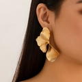 Elegante goldene doppellagige Ginkgoblatt-Ohrringe mit strukturierter Metalloberfläche - Unregelmäßiger Gebürsteter Stil-Gold (03281)