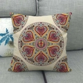 Boho-Leinenkissenbezug mit buntem Mandala-Herz-Muster auf einem grauen Sofa - Standard Quadratisch / Rot Gelb Verflochtenes Mandala (1)