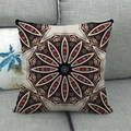 Detailaufnahme des Mandala-Musters auf Leinen-Kissenbezug mit farbenfrohen Texturen - Standard Quadratisch / Radiales Oranges Geometrisches Blumenmuster (3)