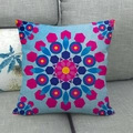 Quadratischer Kissenbezug im Boho-Mandala-Stil mit geometrischem Muster auf Sofa - Standard Quadratisch / Hellblauer Hintergrund Buntes Symmetrisches Geometrisches (4)